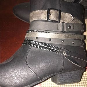 Maurice’s black boots